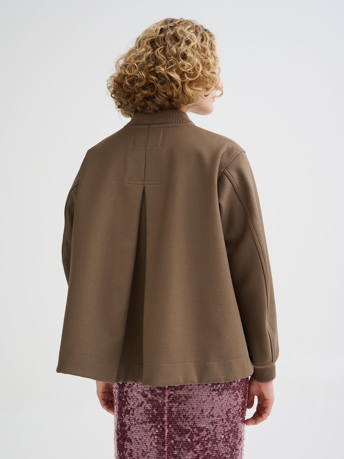 Bomber jacket with back pleat