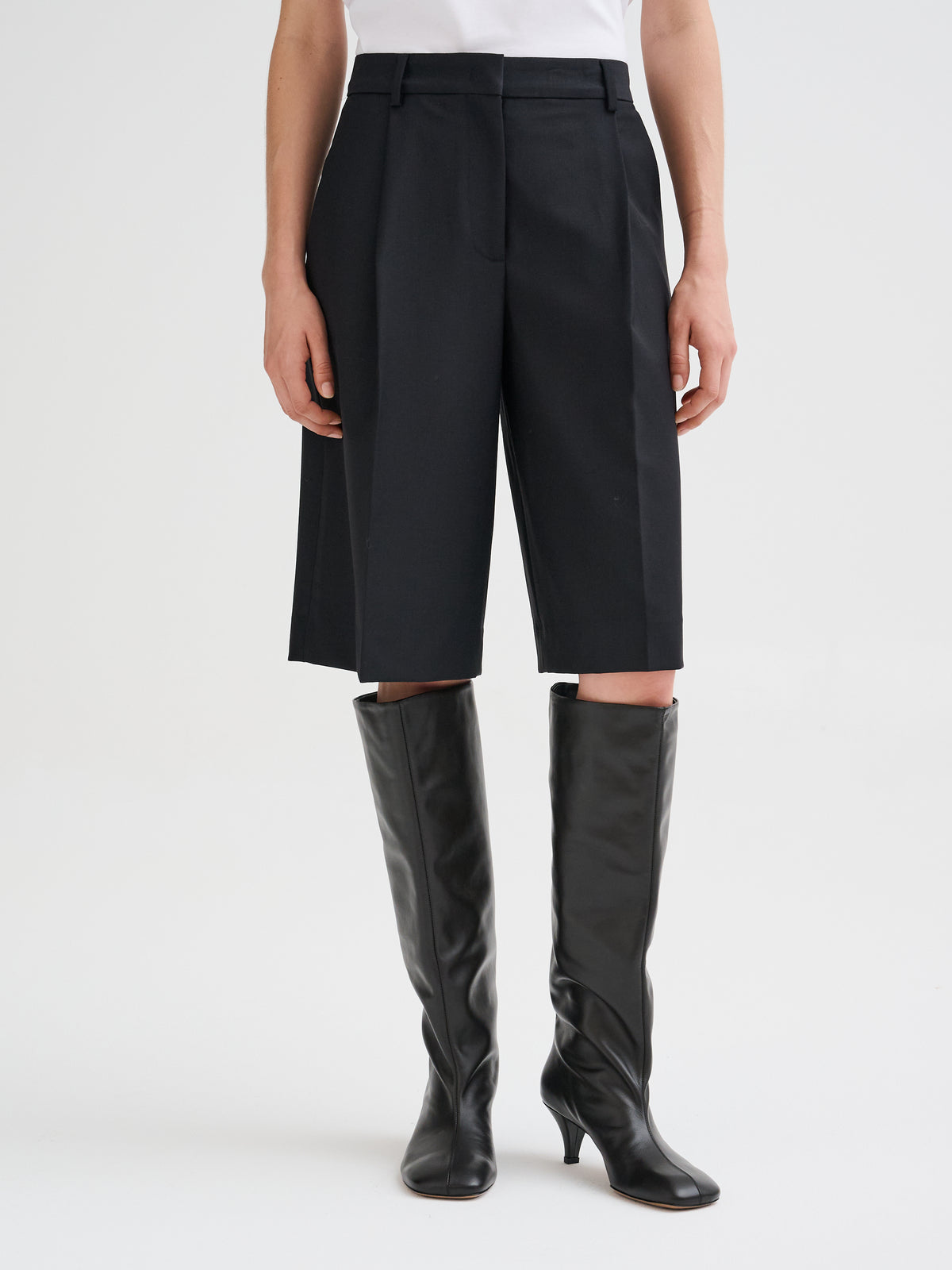 Pleated bermuda shorts