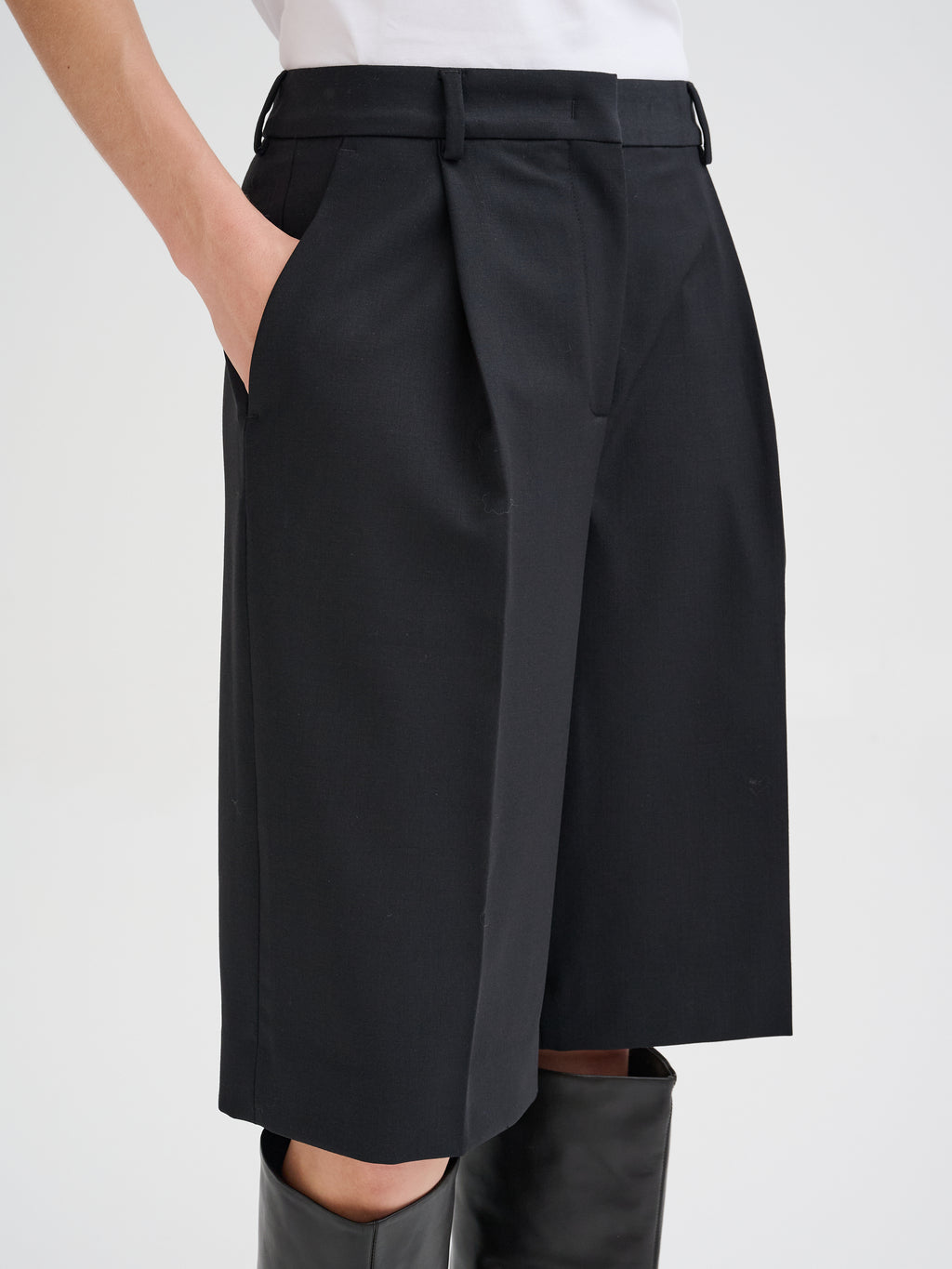 Pleated bermuda shorts
