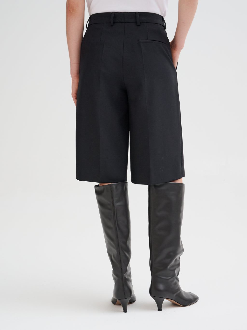 Pleated bermuda shorts