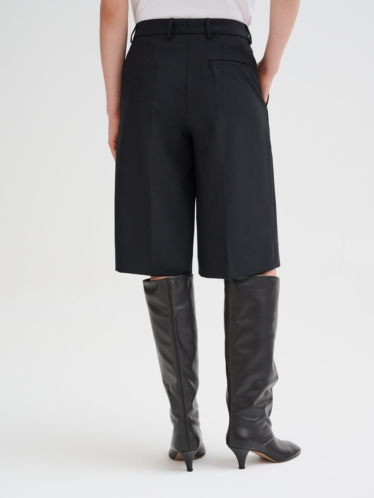 Pleated bermuda shorts