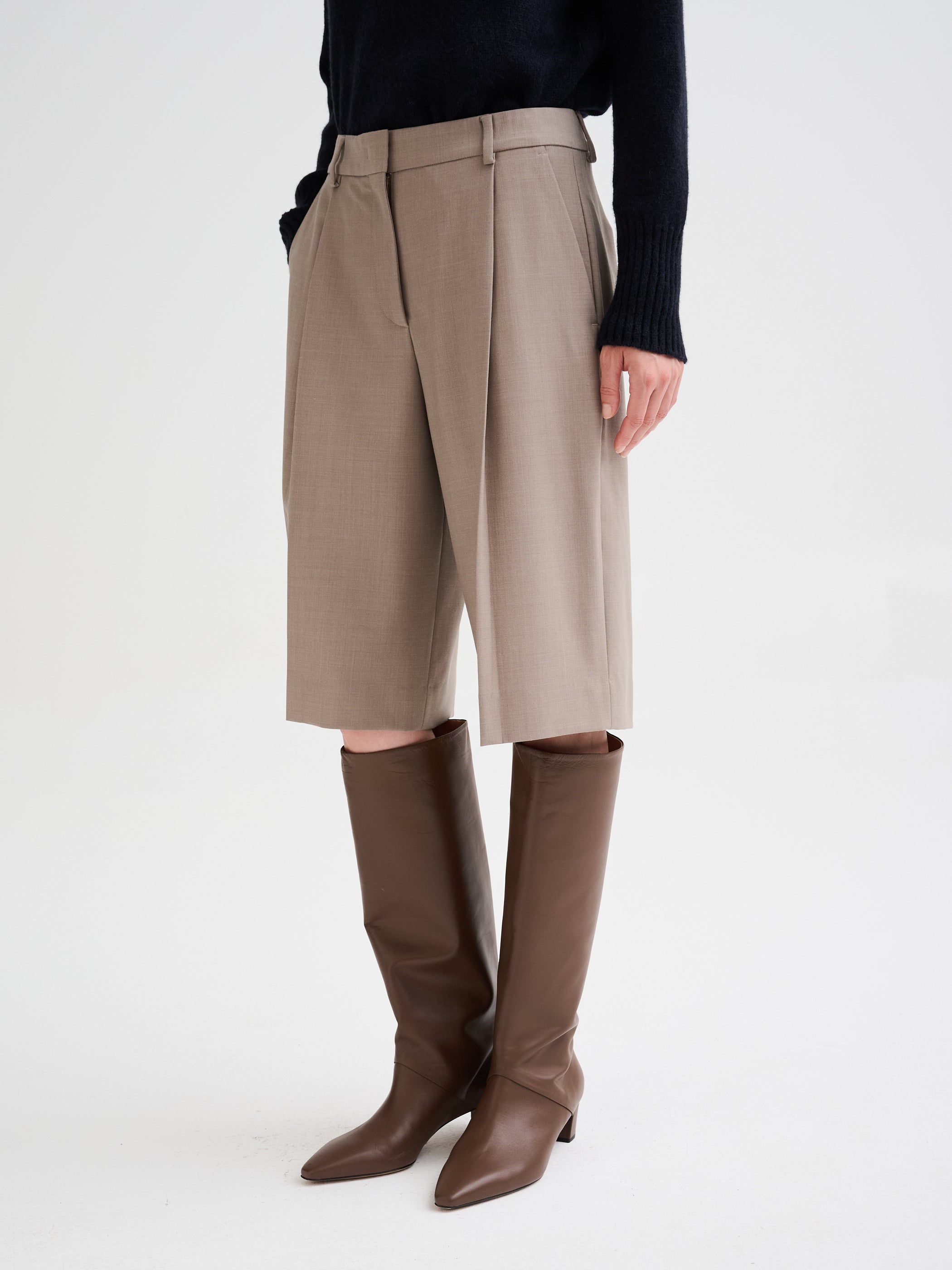Pleated bermuda shorts