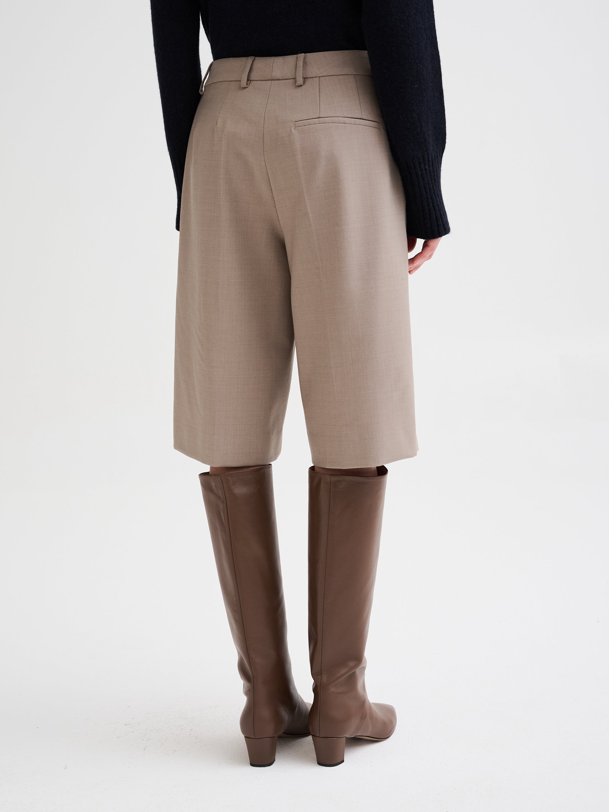 Pleated bermuda shorts