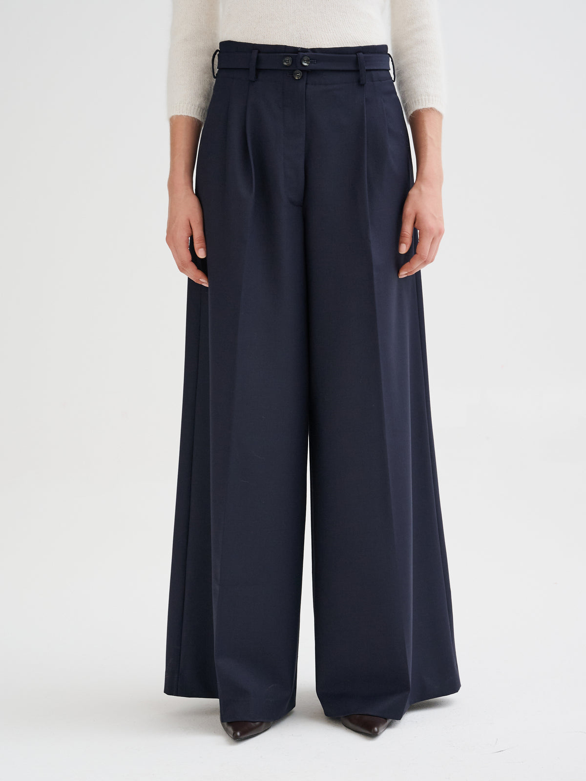 Wide-leg pleated trousers