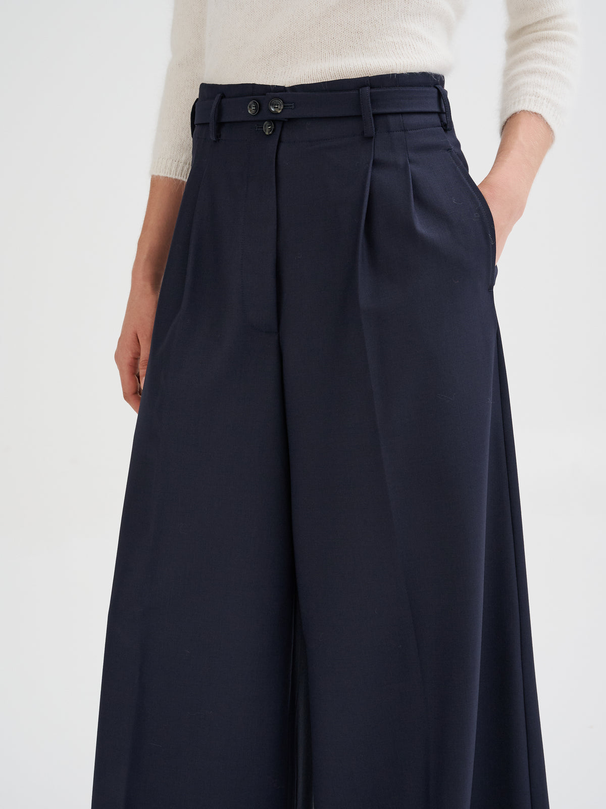 Wide-leg pleated trousers