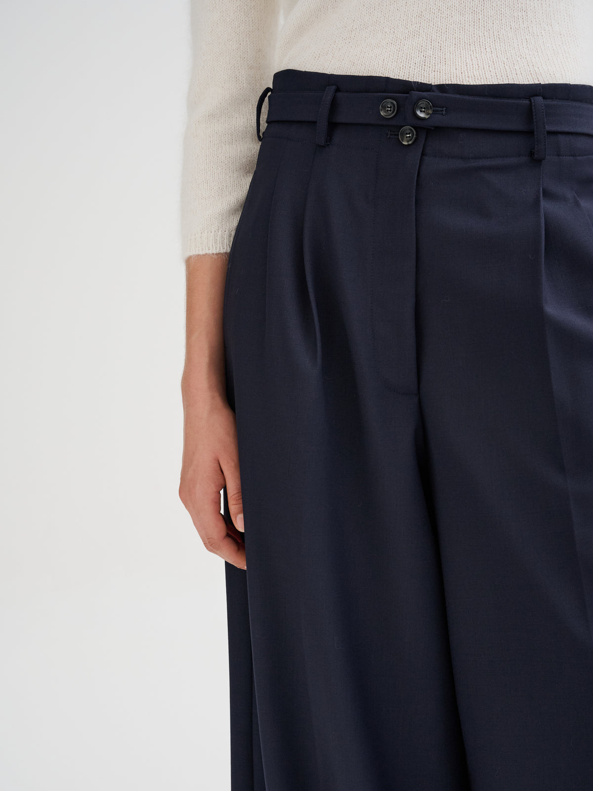 Wide-leg pleated trousers