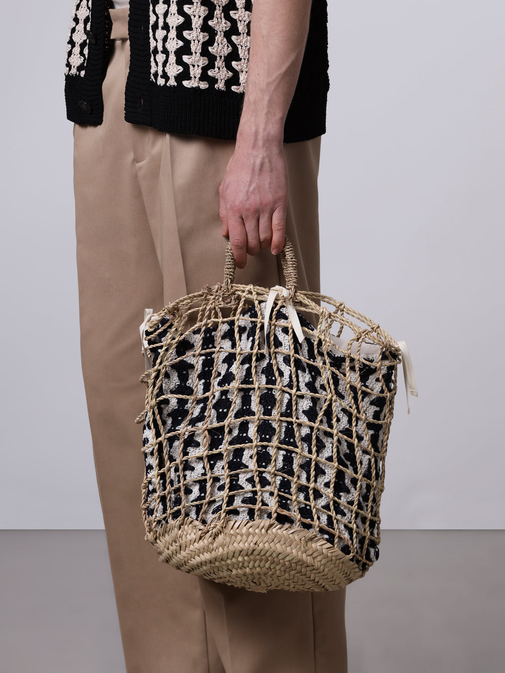 Maxi straw bag with pouch