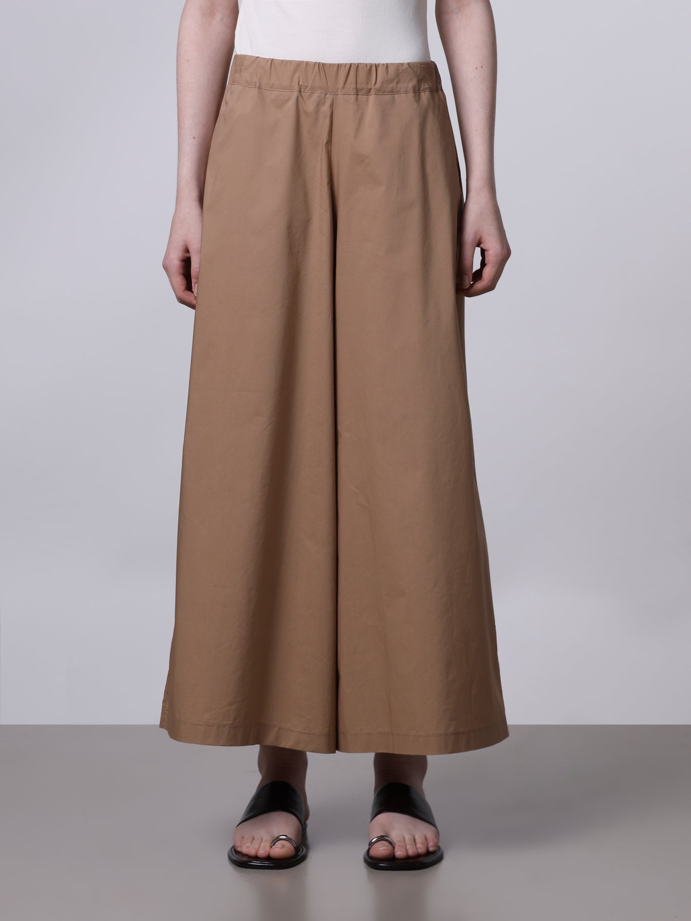 Wide cropped trousers