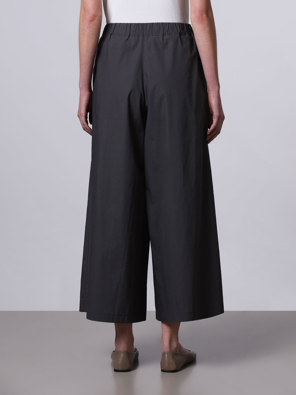 Wide cropped trousers