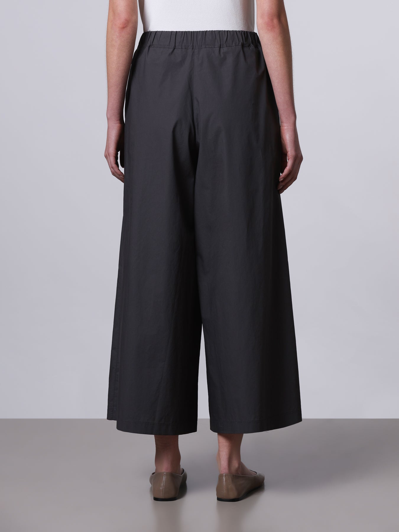 Wide cropped trousers