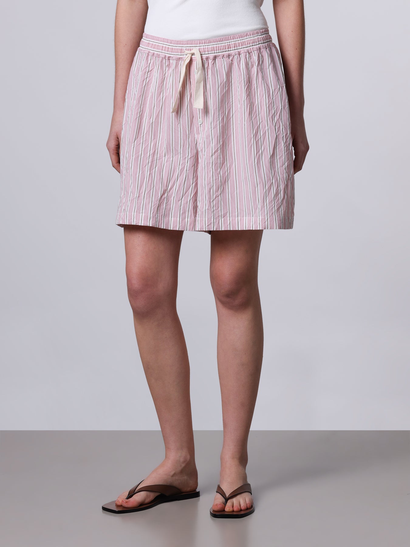 Wide crinkled bermuda