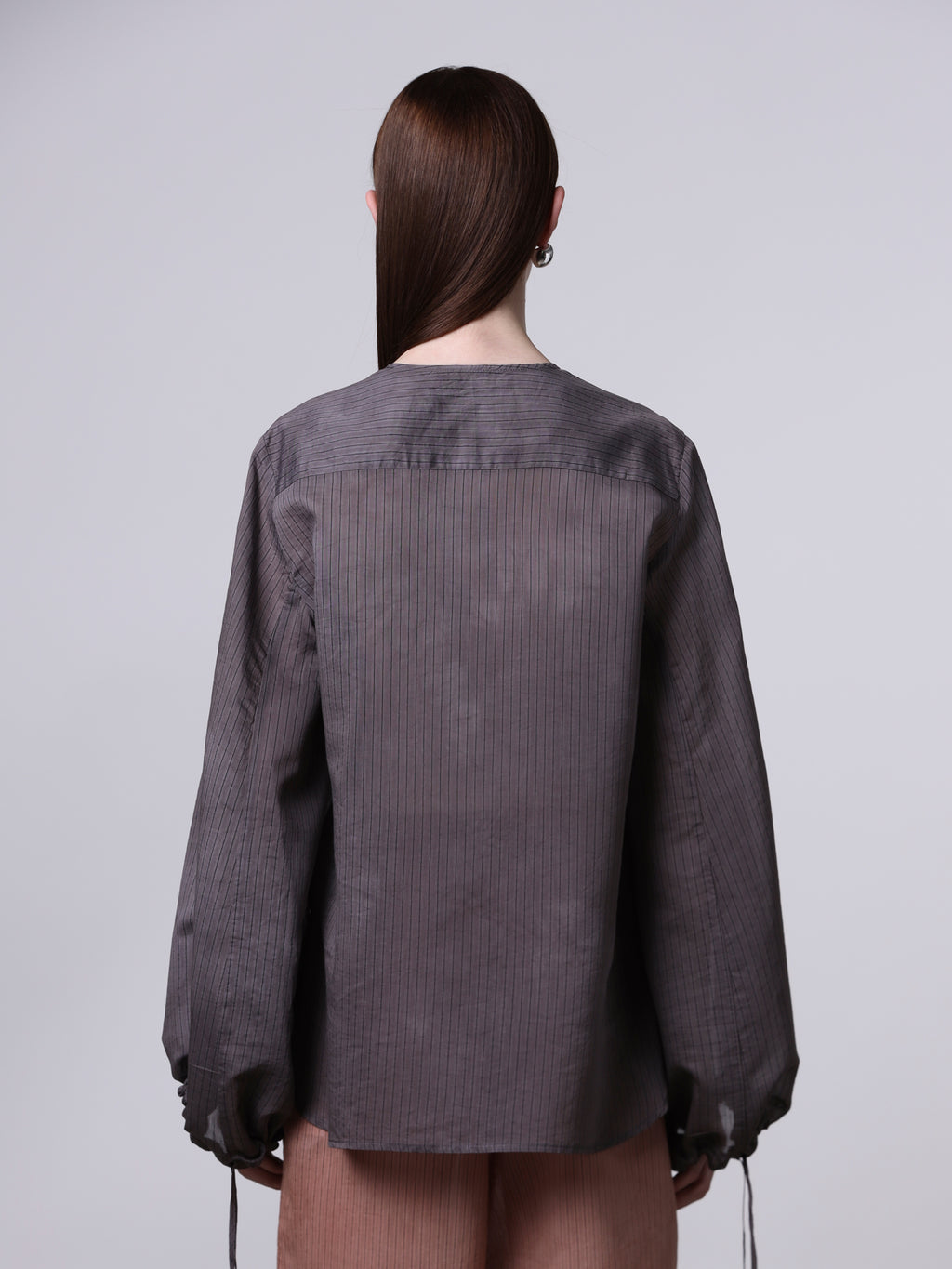 Oversized shirt with drawstrings sleeves