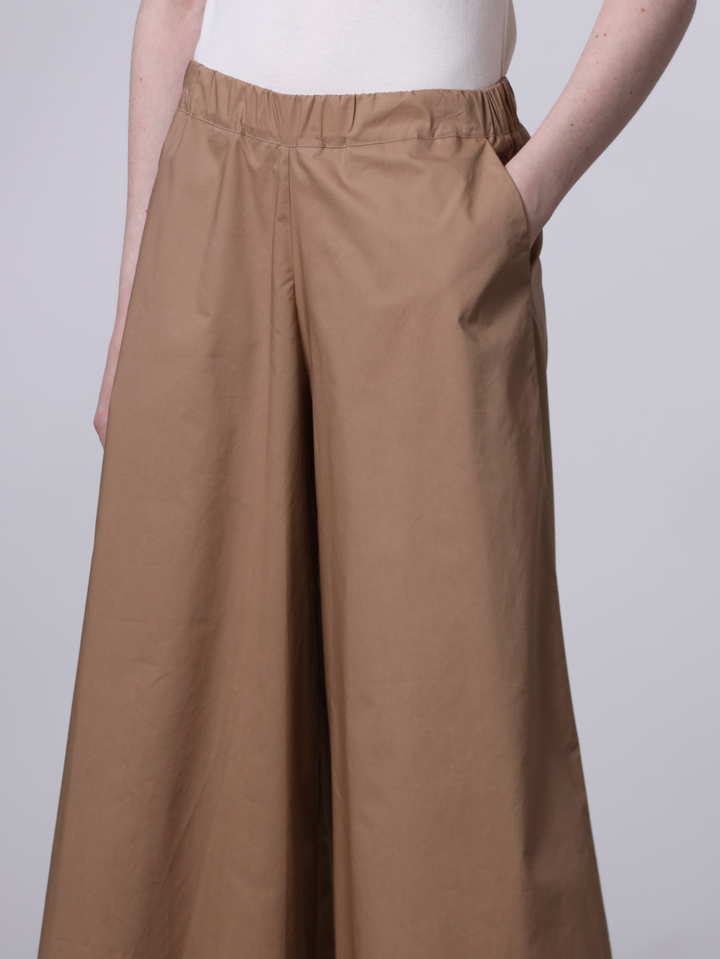 Wide cropped trousers