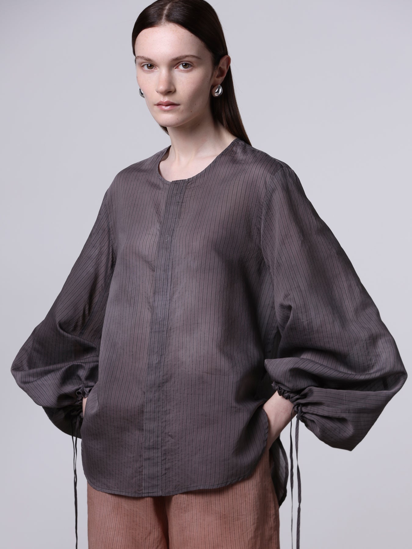 Oversized shirt with drawstrings sleeves