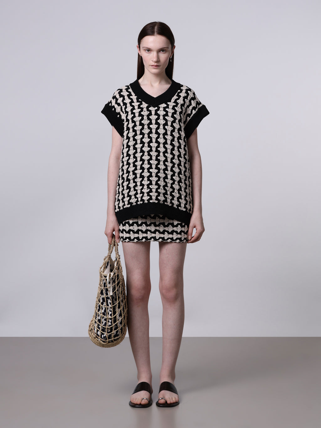 Maxi straw bag with pouch